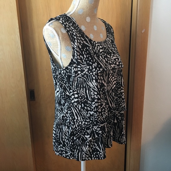 🌹3/$25🌹Chico’s Black and White Ruffle Tank, sz 1 - Picture 2 of 5